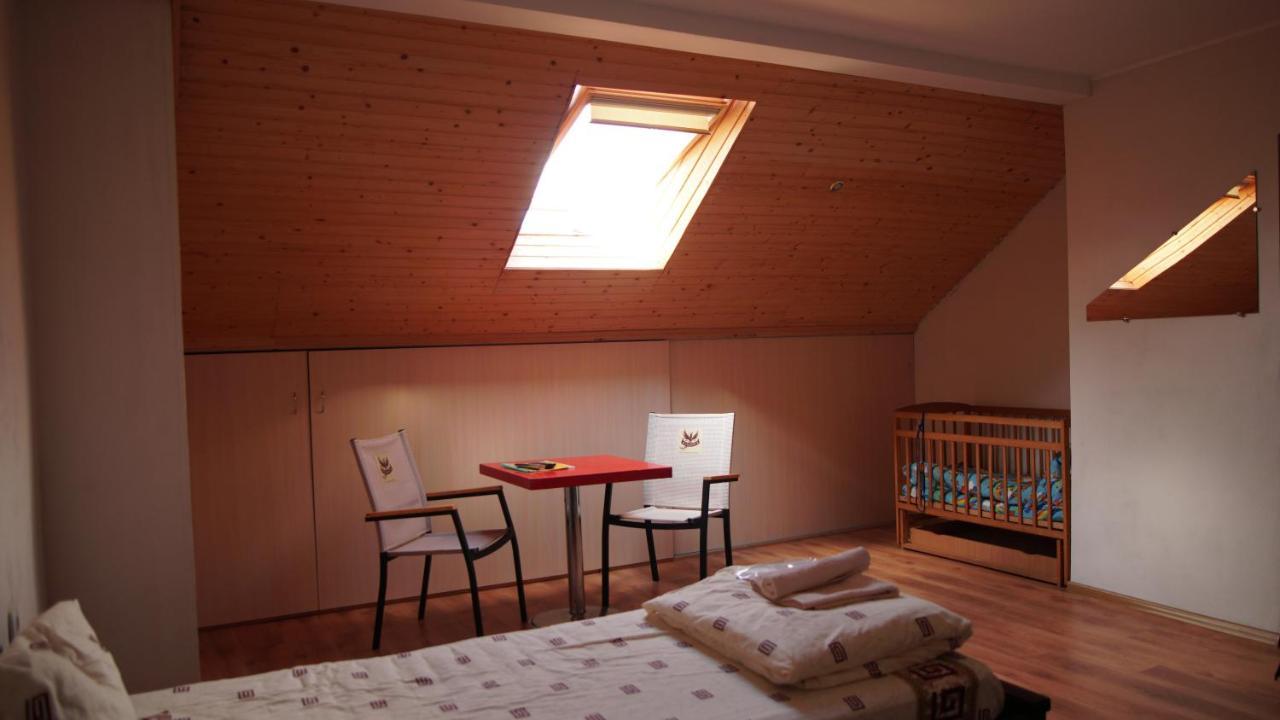 U Dvori Otel Podgorodtsy Dış mekan fotoğraf