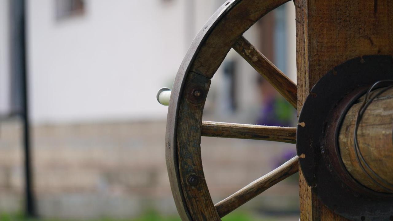 U Dvori Otel Podgorodtsy Dış mekan fotoğraf